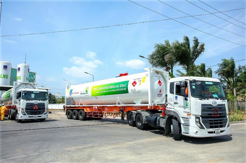 Minh họa người mệnh Hỏa với năng lượng mạnh mẽ đang thực hiện các hành động bảo vệ môi trường như trồng cây, tiết kiệm năng lượng, tái chế